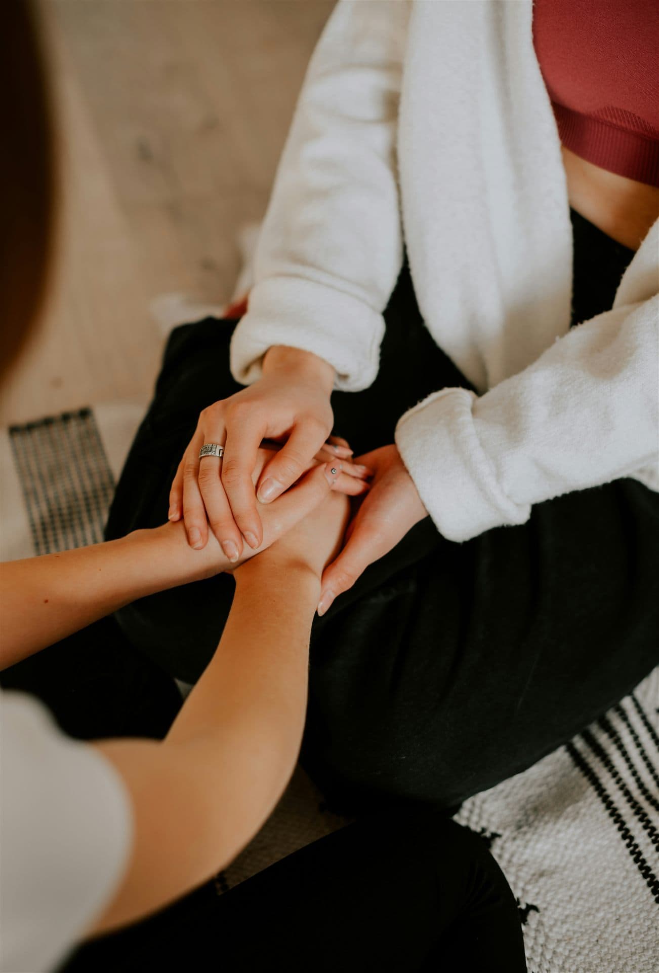 Deux personnes se tenant les mains, à l'écoute l'une de l'autre.